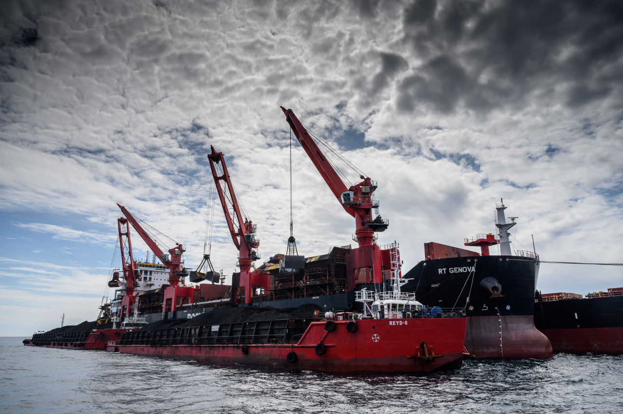 Морской порт уголь. Морской порт Шахтерск. Угольный морской порт Шахтерск. Угольный морской порт Шахтерск флот. Порт шахтёрск Сахалинская область.