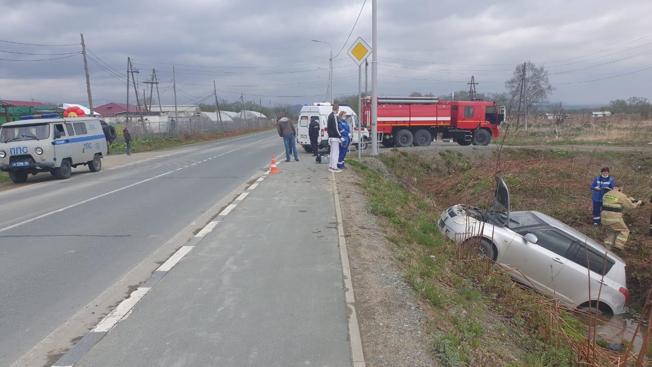 Автоледи без прав съехала в кювет, когда сдавала задним ходом | 18.05.2022  | Южно-Сахалинск - БезФормата