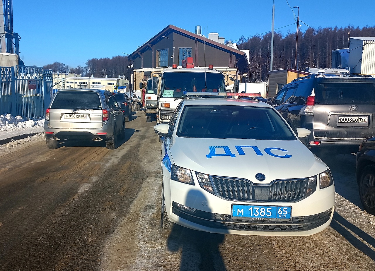 В районе Горного воздуха происходит массовая эвакуация автомобилей |  06.01.2022 | Южно-Сахалинск - БезФормата