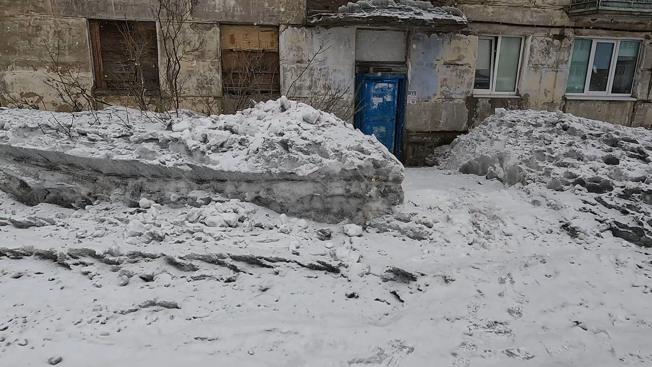 Жители Шахтерска жалуются на грязь и сажу во дворах | 02.03.2023 |  Южно-Сахалинск - БезФормата