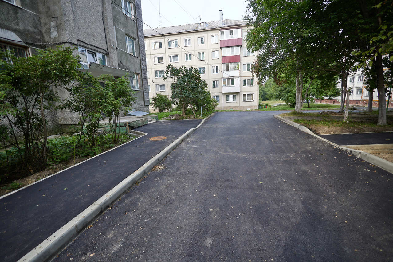 В островной столице продолжают благоустраивать дворы многоквартирных домов  | 02.08.2023 | Южно-Сахалинск - БезФормата