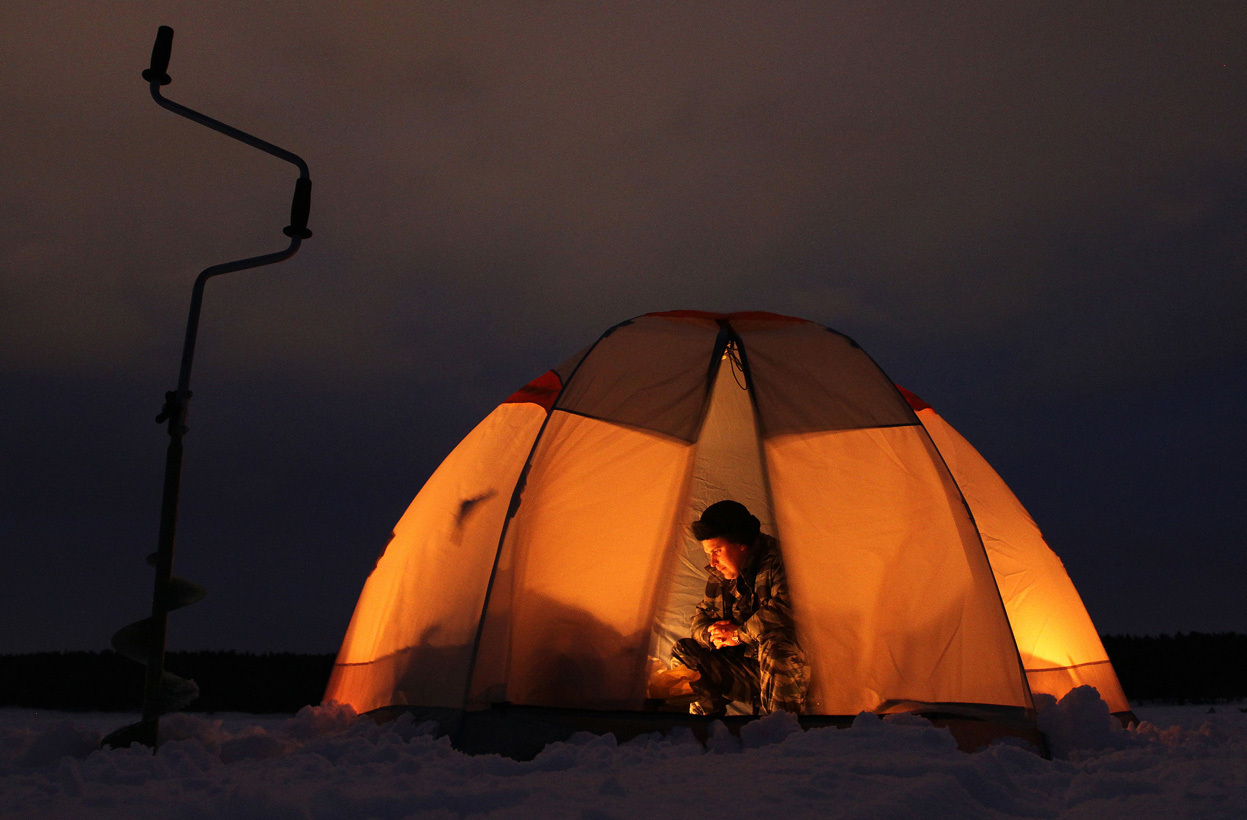 Зимняя рыбалка в палатке. Палатка зима. Палатка на льду. Ночная зимняя рыбалка в палатке. Палатка для рыбалки.