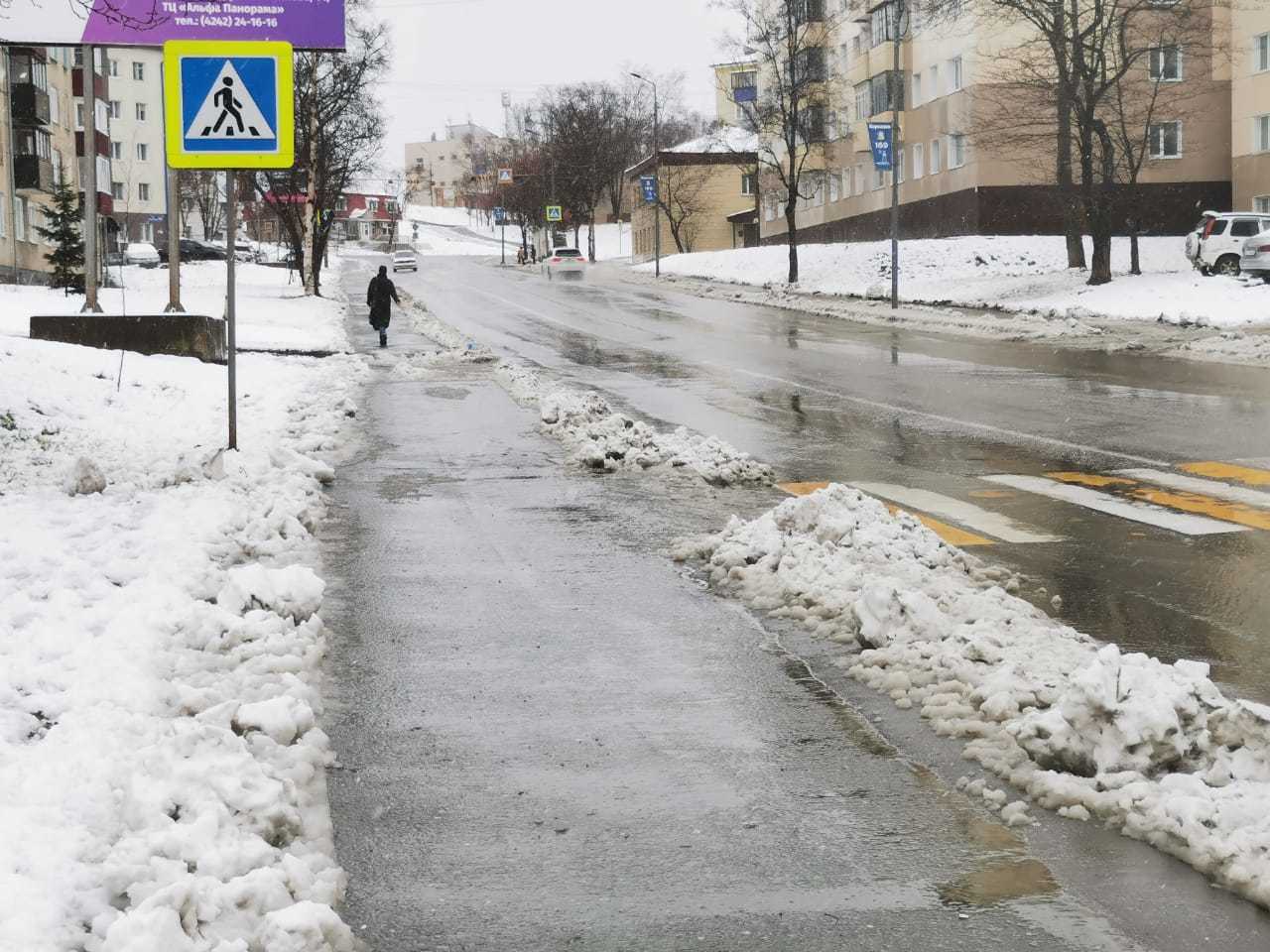 На дорогах выпало снега песня. Снегопад в городе. Циклон в Южно Сахалинске. Снегопад на дороге. Тает снег.