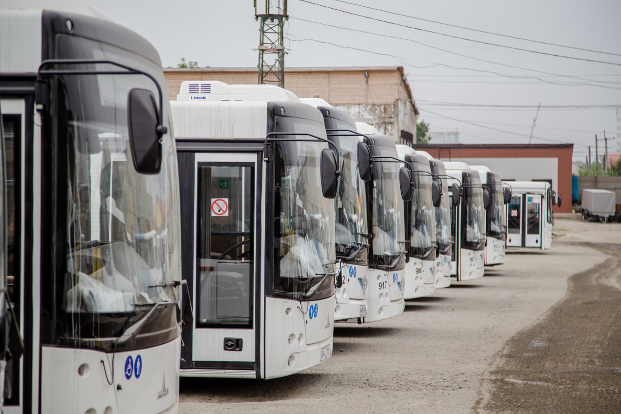 Автобусник. Автобусы Южно-Сахалинска. Автобусный парк Южно-Сахалинск. Современные автобусы. Городской общественный транспорт.