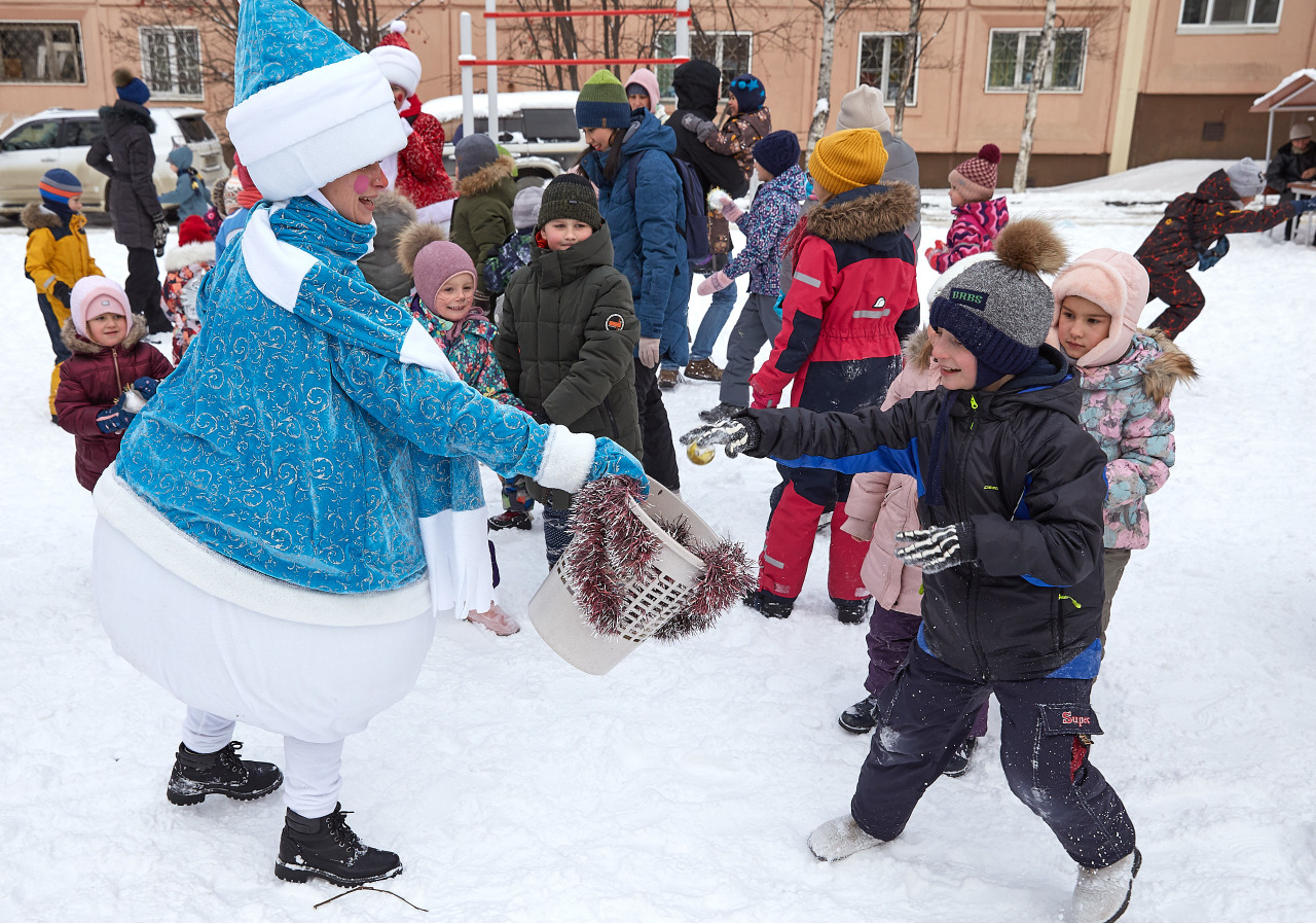 Во дворе дома на Емельянова устроили семейный праздник | 26.12.2020 | Южно- Сахалинск - БезФормата