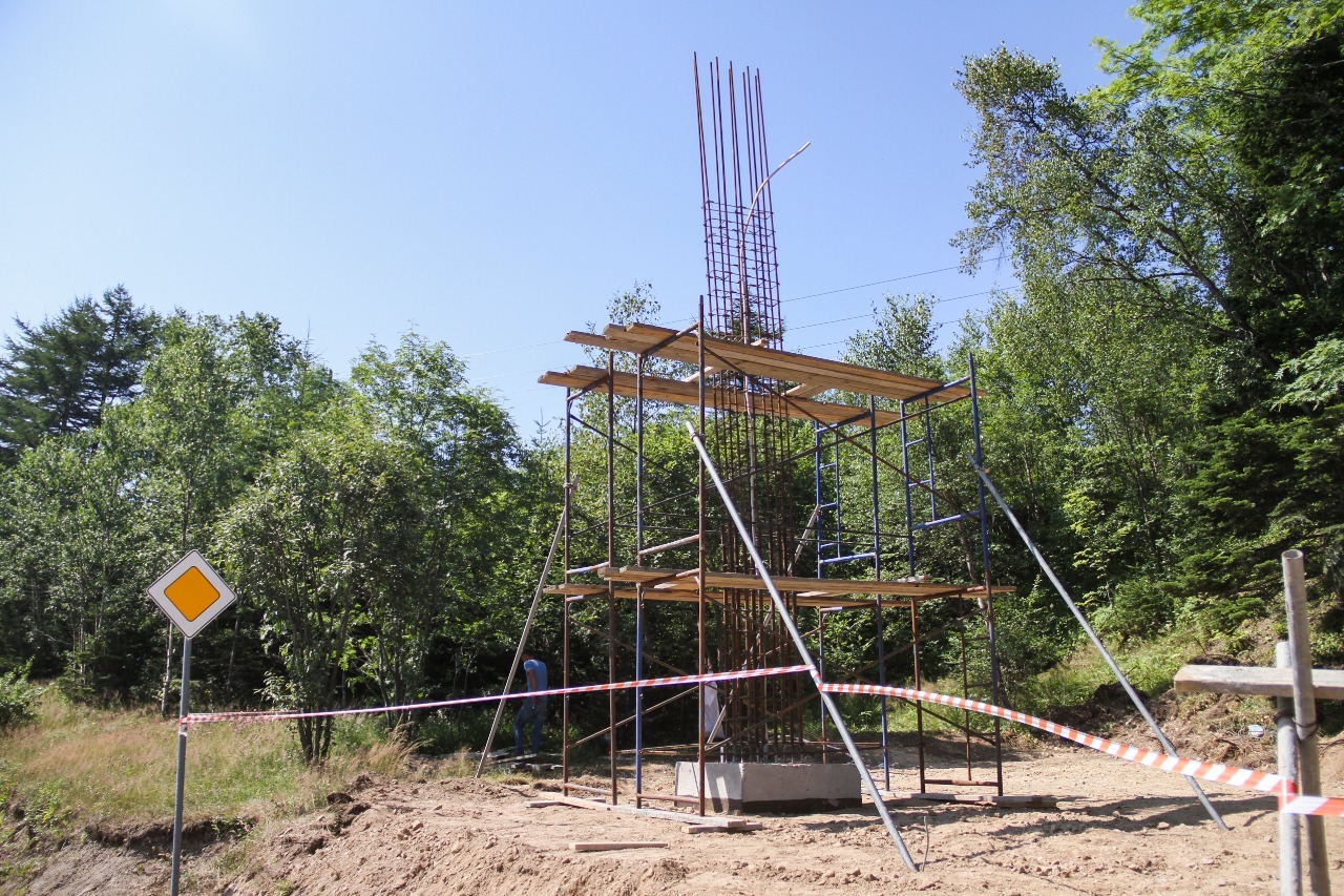 На въезде в Корсаков устанавливают новую стелу | 28.07.2021 |  Южно-Сахалинск - БезФормата