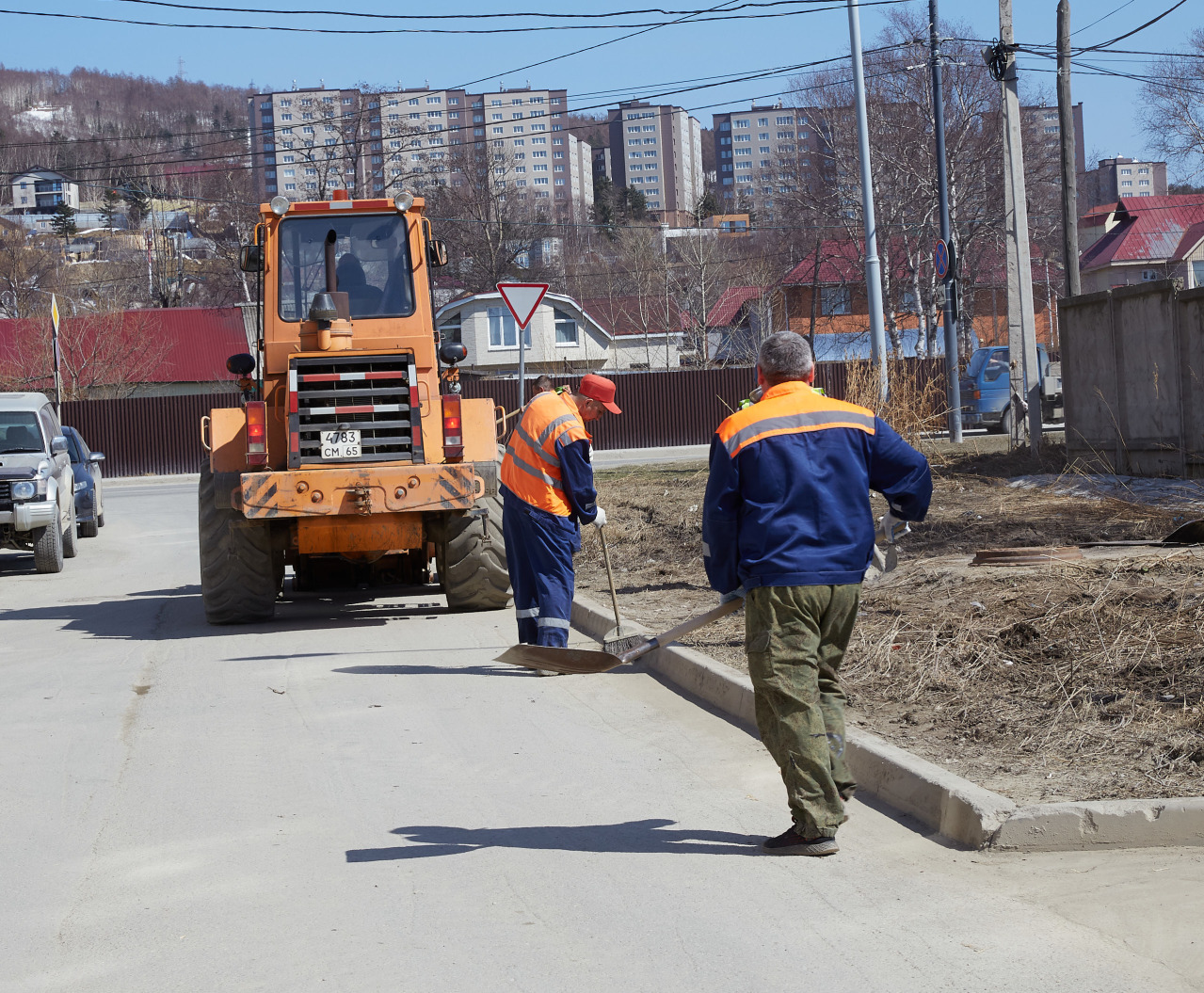 Южно-Сахалинск продолжают убирать | 05.04.2021 | Южно-Сахалинск - БезФормата