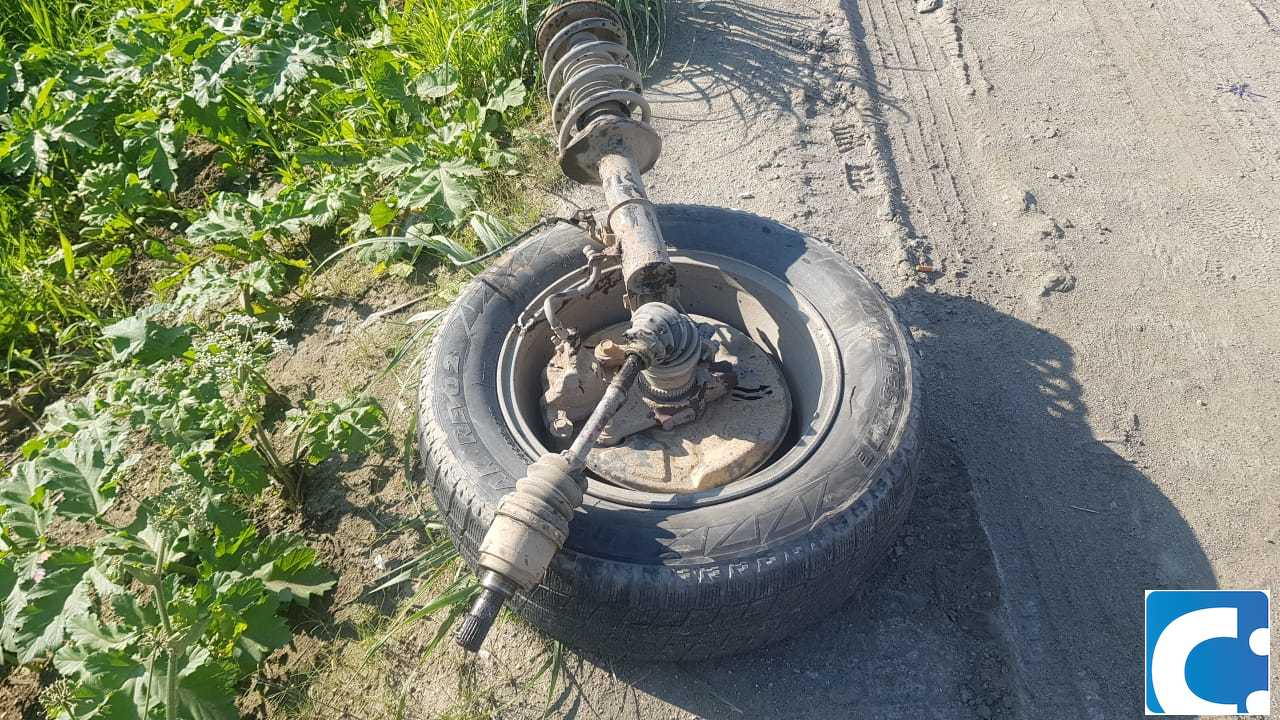 ДТП в Южно-Сахалинске: от удара у машины вырвало колесо | 07.08.2023 |  Южно-Сахалинск - БезФормата