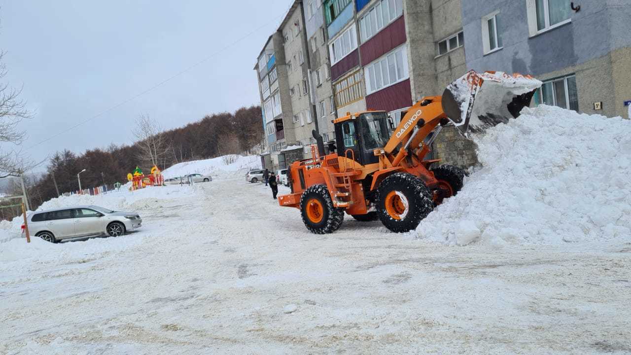 В Корсакове продолжается уборка последствий непогоды | 18.01.2022 |  Южно-Сахалинск - БезФормата