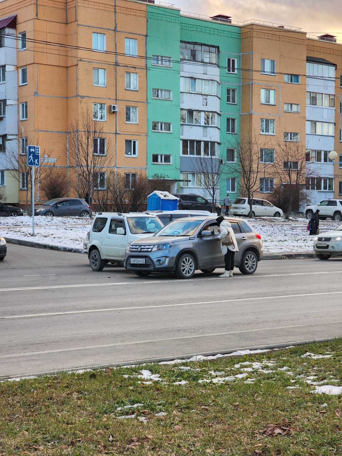 Прямо в бочину угодил джип проезжающему авто на улице Южно-Сахалинска |  15.11.2023 | Южно-Сахалинск - БезФормата