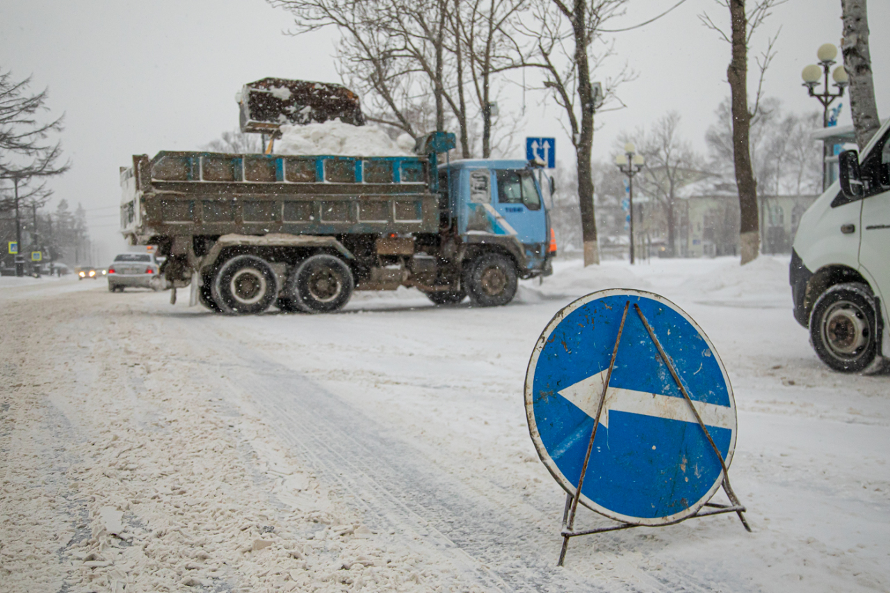 Уборка снега в Южно-Сахалинске идет круглые сутки | 12.01.2022 |  Южно-Сахалинск - БезФормата