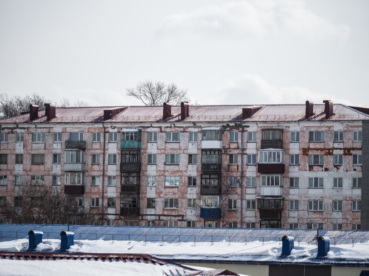 Работа в корсакове. Пятиэтажки в снегу. МУП наш дом. Директор МУП наш дом Корсаков.