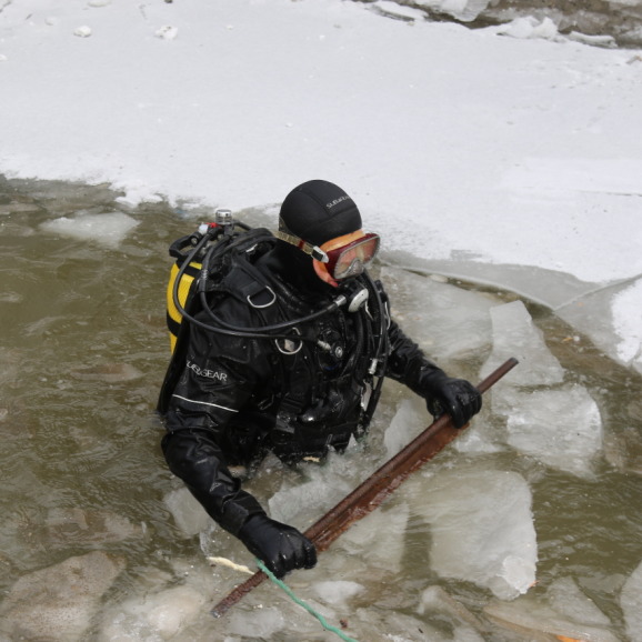 Водолаз зимой