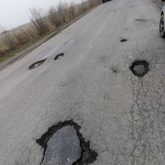 Что такое выбоина. Дорога с ямами и выбоинами. Выбоина на дороге. Фото выбоины на дорогах. На дороге были выбоины.